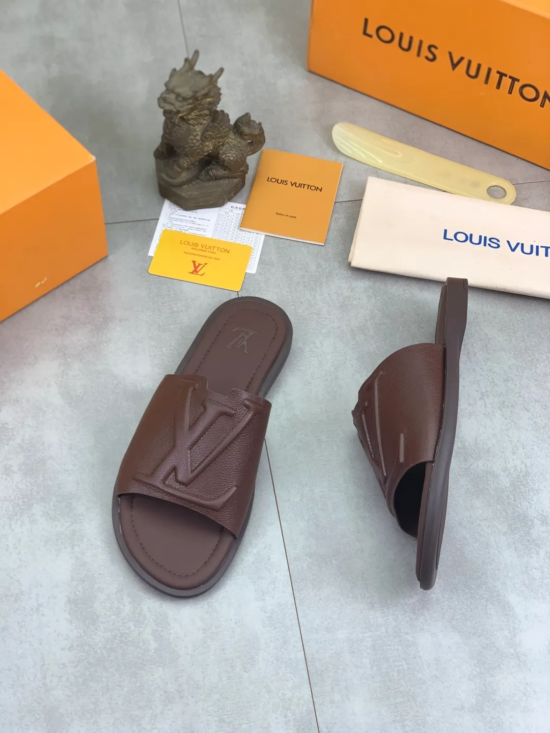 Men's shoes 💰P340 💰【New style】🆘 High quality 【LOUIS VUITTON】The popular Louis Vuitton LV men's slippers on the official website are on sale simultaneously! Original pebbled calfskin fabric imported from Italy. Original factory special supply. Size: 38-46. 4️⃣ colors available.